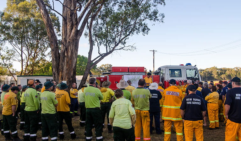 Briefing of NPWS staff and NSW Rural Fire Service, Warrumbungle National Park. Photo: John Spencer